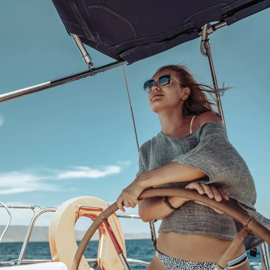 mujer, pilotaje, velero