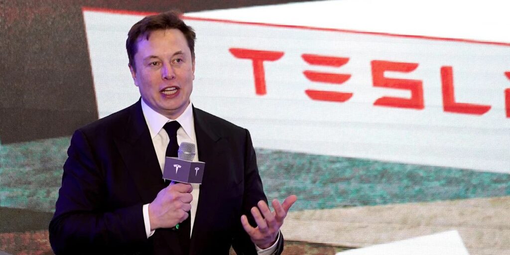 Los accionistas de Tesla aprueban pagar a Elon Musk un bonus de casi un billón de dólares para evitar su salida