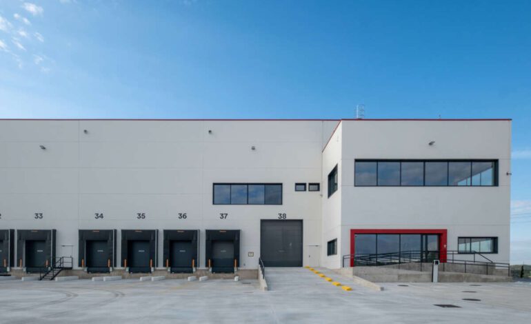 Hines refinancia por 96 millones una nave logística y 531 apartamentos en Madrid