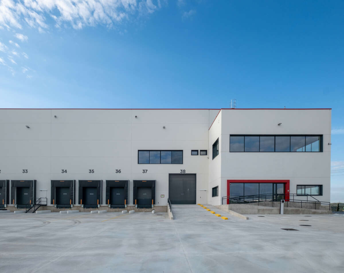 Hines refinancia por 96 millones una nave logística y 531 apartamentos en Madrid