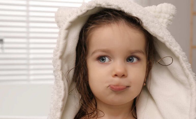 Contra los piojos utilizo una mezcla de vinagre de manzana con varios aceites que es totalmente natural y muy eficaz