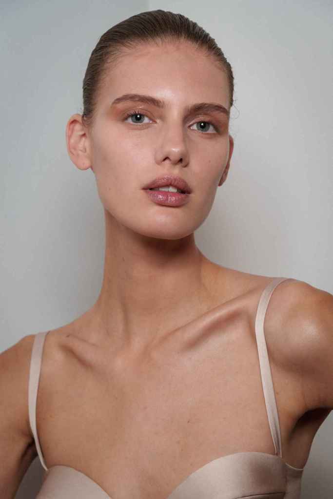 Es muy fácil integrar el delineador nude en nuestro maquillaje de ojos diario