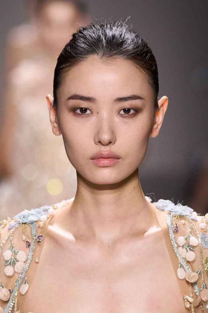 Los ojos pequeños se ven favorecidos con un delineador fino.