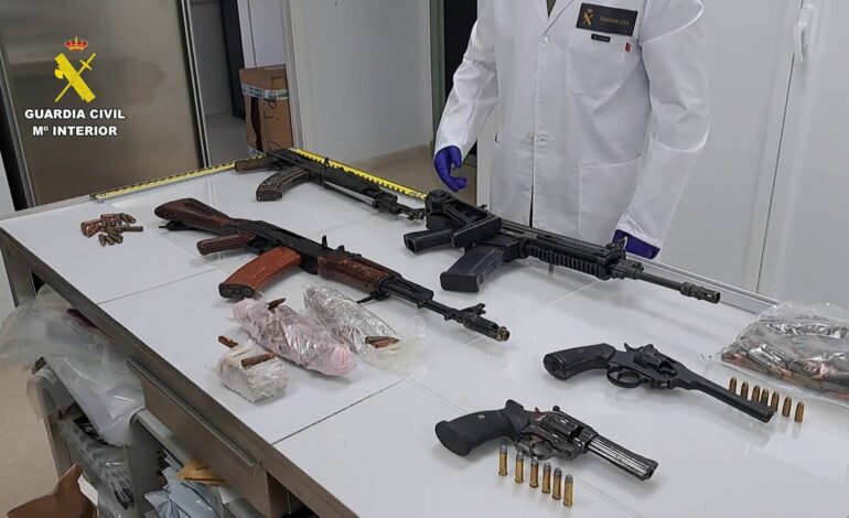 la Guardia Civil halla un arsenal junto a 1.400 kilos hachís en una ‘guardería’