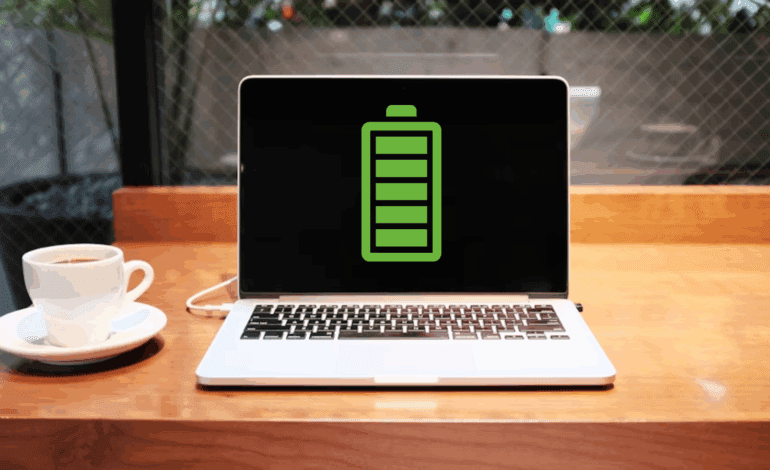 ¿Es buena idea dejar el portátil enchufado siempre? Esto es lo que necesitas saber