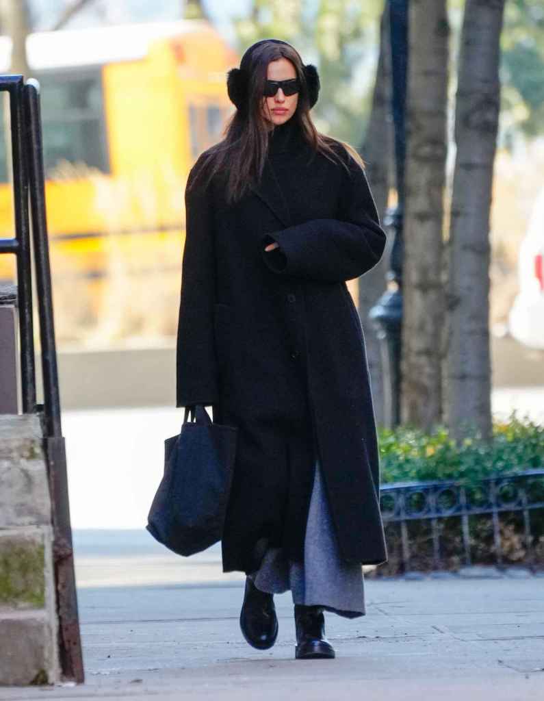 Irina Shayk con orejeras en las calles de Nueva York