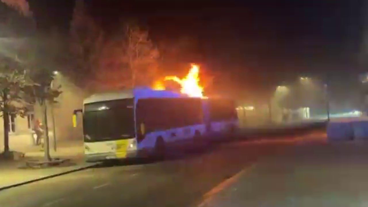 un aficionado del Barcelona incendia un autobús al encender una bengala dentro del vehículo