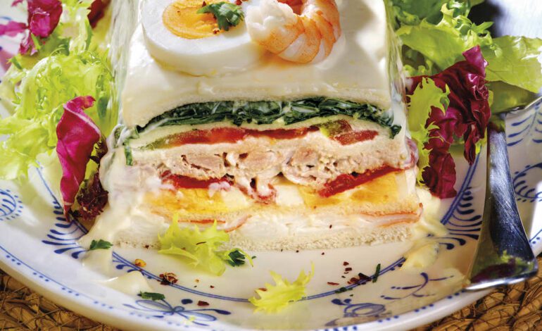 El pastel de langostinos, atún y huevo que devorarán hasta los niños en Navidad y puedes preparar el día antes: fácil y sin horno