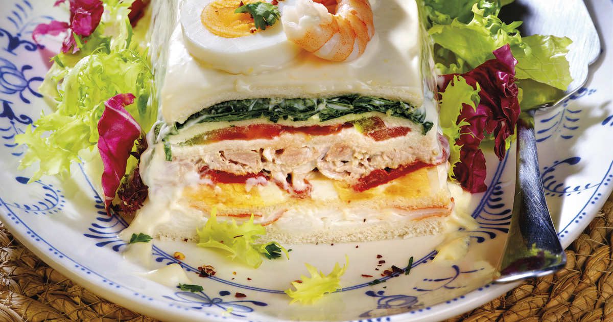 El pastel de langostinos, atún y huevo que devorarán hasta los niños en Navidad y puedes preparar el día antes: fácil y sin horno