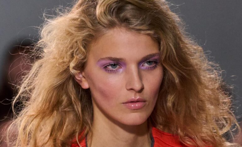 Cómo eliminar el pelo encrespado en invierno con un spray antifrizz