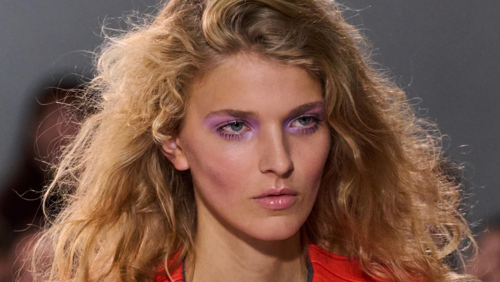 Cómo eliminar el pelo encrespado en invierno con un spray antifrizz