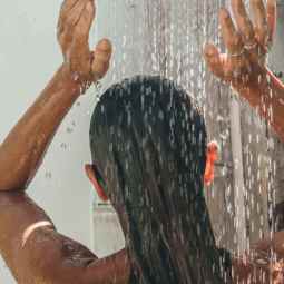 El agua no debe estar ni muy fría ni muy caliente cuando le lavemos el pelo.