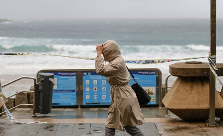 La borrasca Claudia pone a cuatro comunidades en alerta por viento, lluvias intensas y olas de hasta seis metros