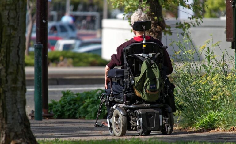 le roban la silla de ruedas dentro de su propio edificio