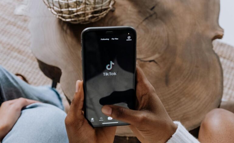 Un hombre pierde casi 10.000 euros en una ciberestafa a través de TikTok