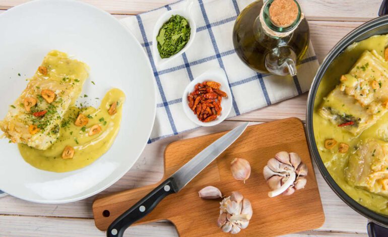 Este falso pilpil es muy fácil de hacer y la merluza al horno queda perfecta