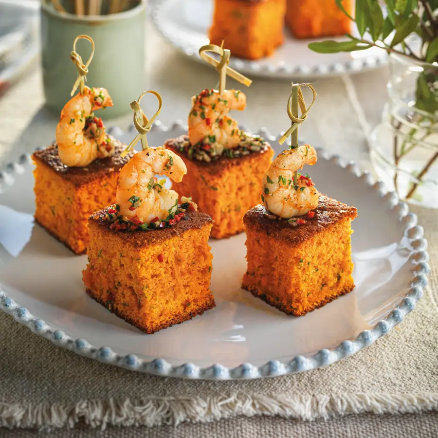 Pastel de brochetas, pimientos y gambas
