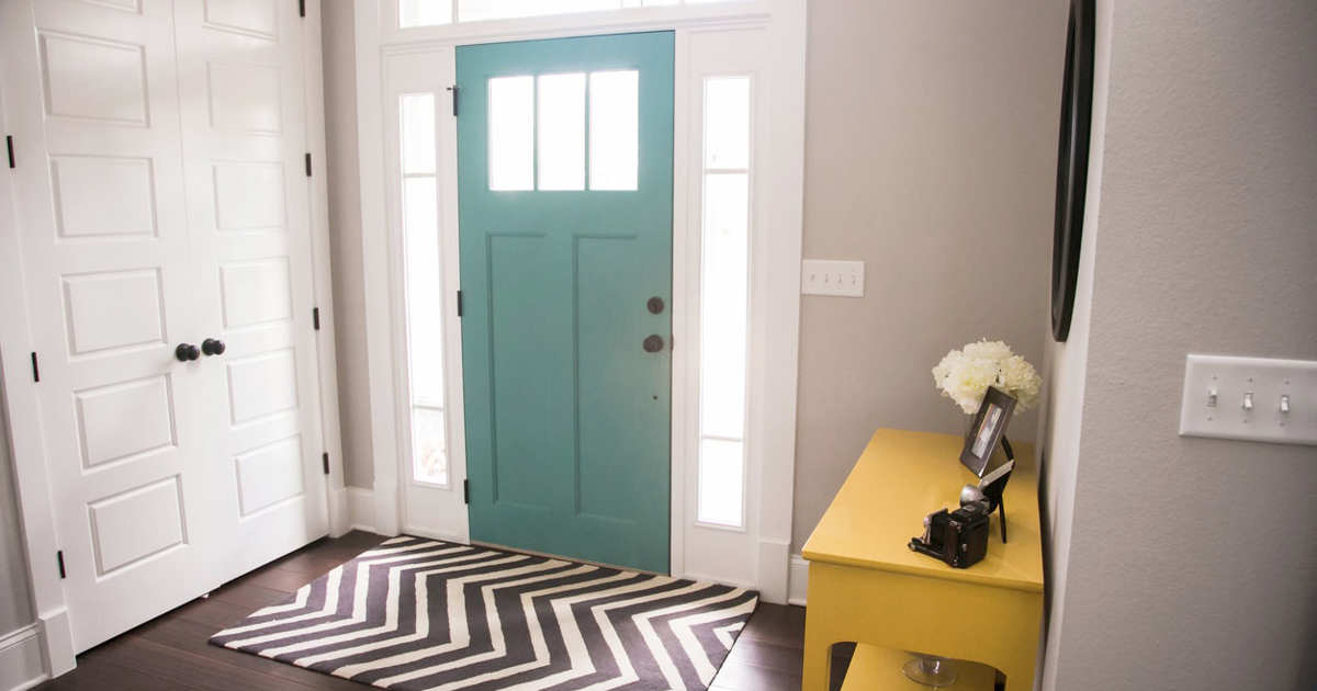 “Cuando pintas una puerta no solo cambias un color. Cambias cómo te recibe tu hogar cada día”