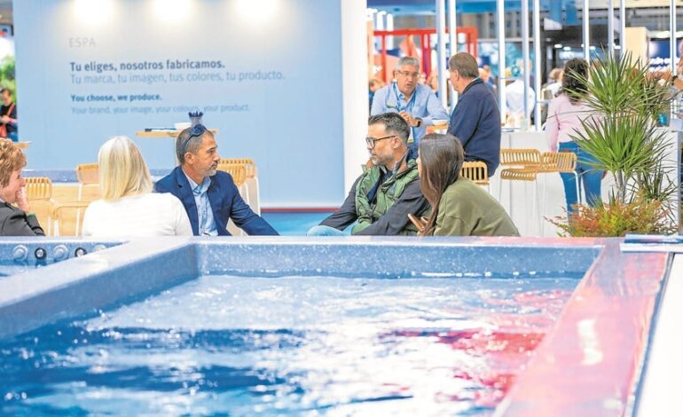 Barcelona muestra la nueva era de las piscinas como entornos de confort, paisaje y encuentro