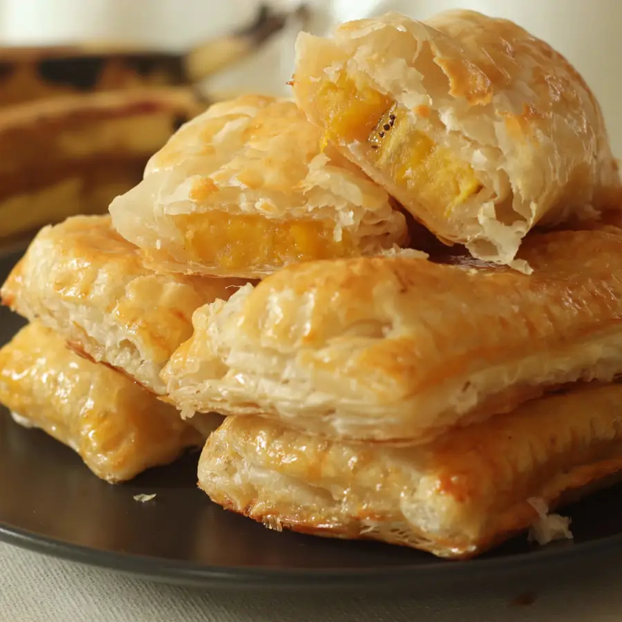 plátano relleno de hojaldre de chocolate