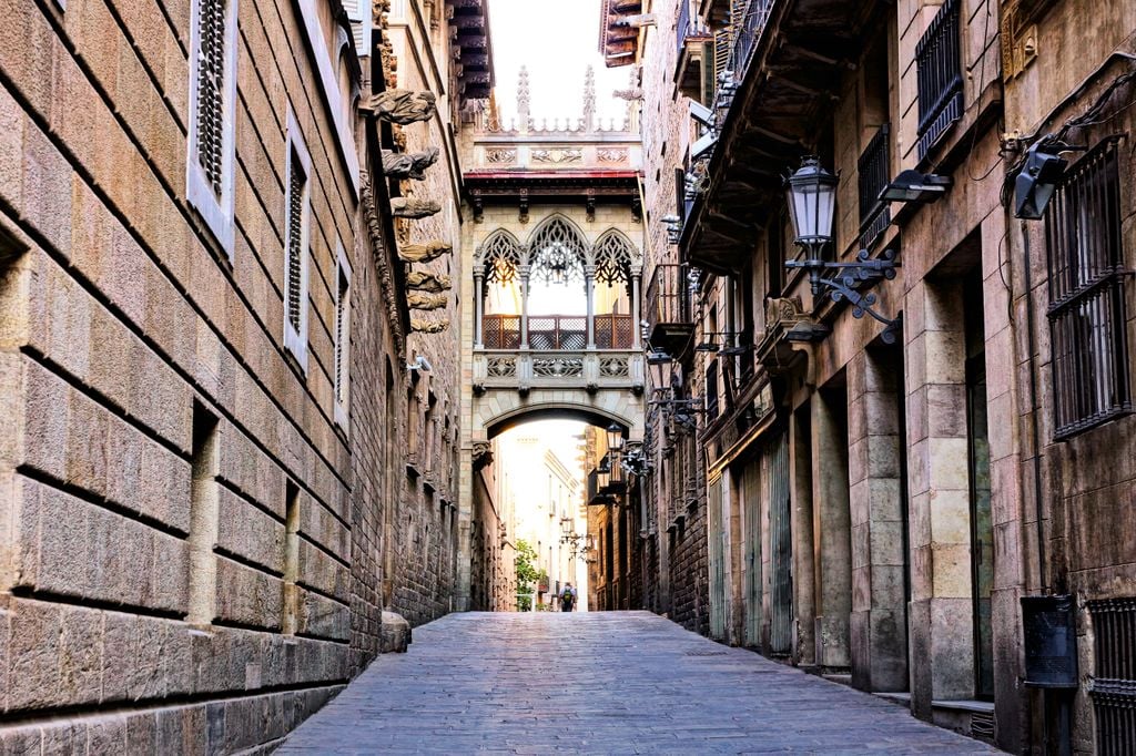 Carrer del Bisbe y Puente del Obispo, +una de las calles más reconocibles y animadas del Barrio Gótico de Barcelona