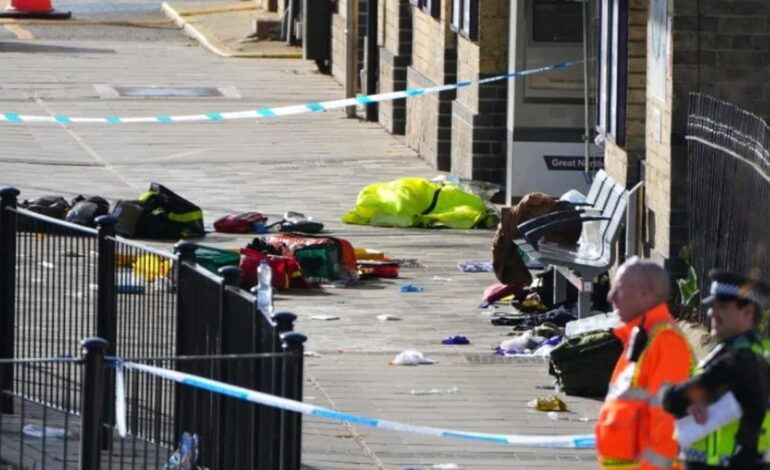 la Policía, en el punto de mira tras saberse que el hombre que apuñaló a varias personas en un tren, había protagonizado más ataques horas antes