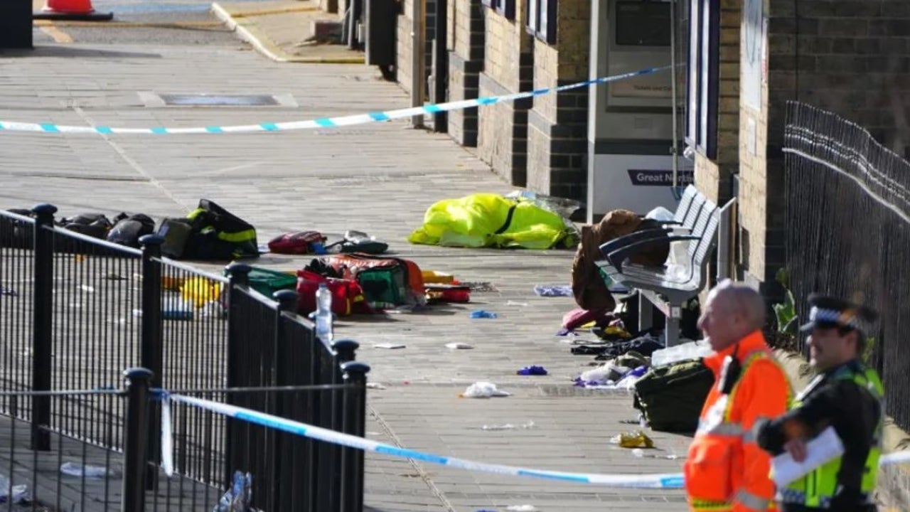 la Policía, en el punto de mira tras saberse que el hombre que apuñaló a varias personas en un tren, había protagonizado más ataques horas antes
