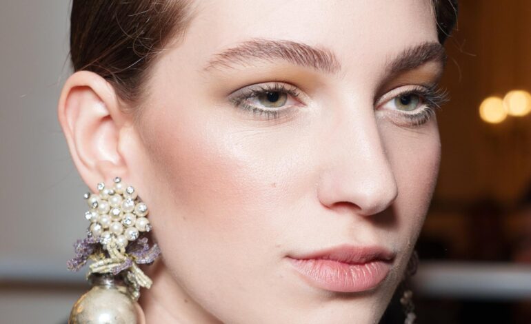 Cuidado con los sérums de pestañas y cejas: la UE prohíbe opciones que aceleran el crecimiento