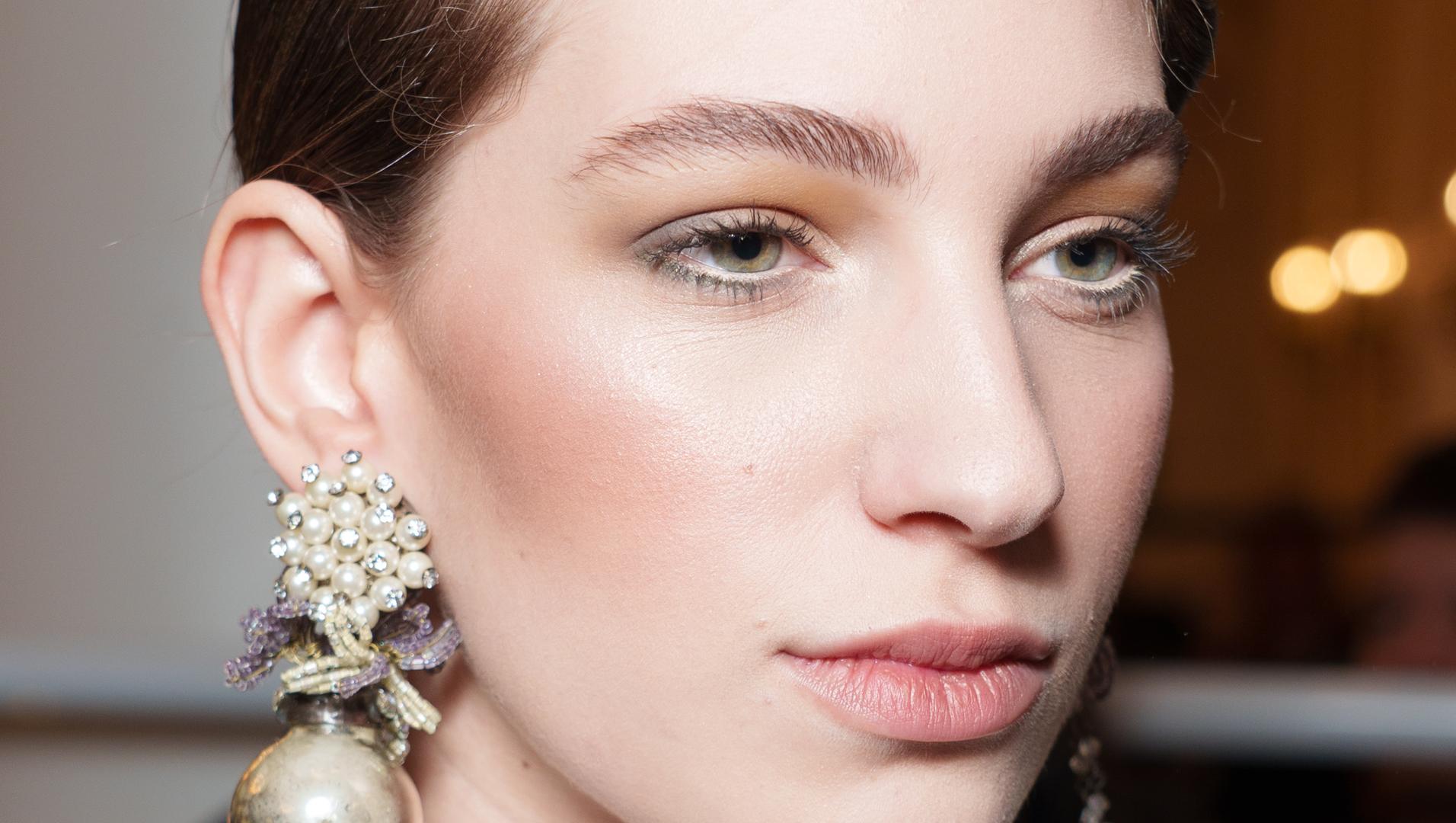 Cuidado con los sérums de pestañas y cejas: la UE prohíbe opciones que aceleran el crecimiento