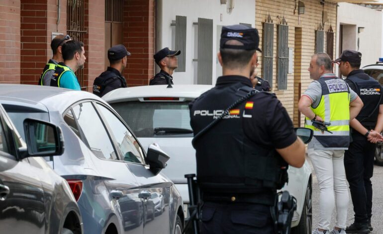 Un policía, en estado crítico tras ser disparado por un hombre atrincherado en una ‘guardería de droga’ en Sevilla