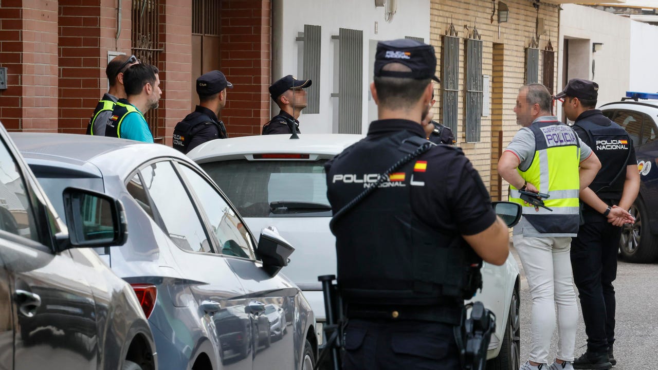 Un policía, en estado crítico tras ser disparado por un hombre atrincherado en una ‘guardería de droga’ en Sevilla