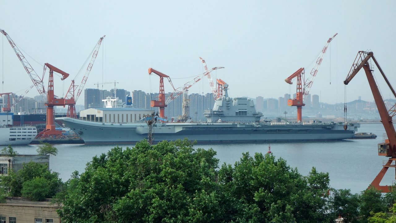 un peculiar portaaviones de drones