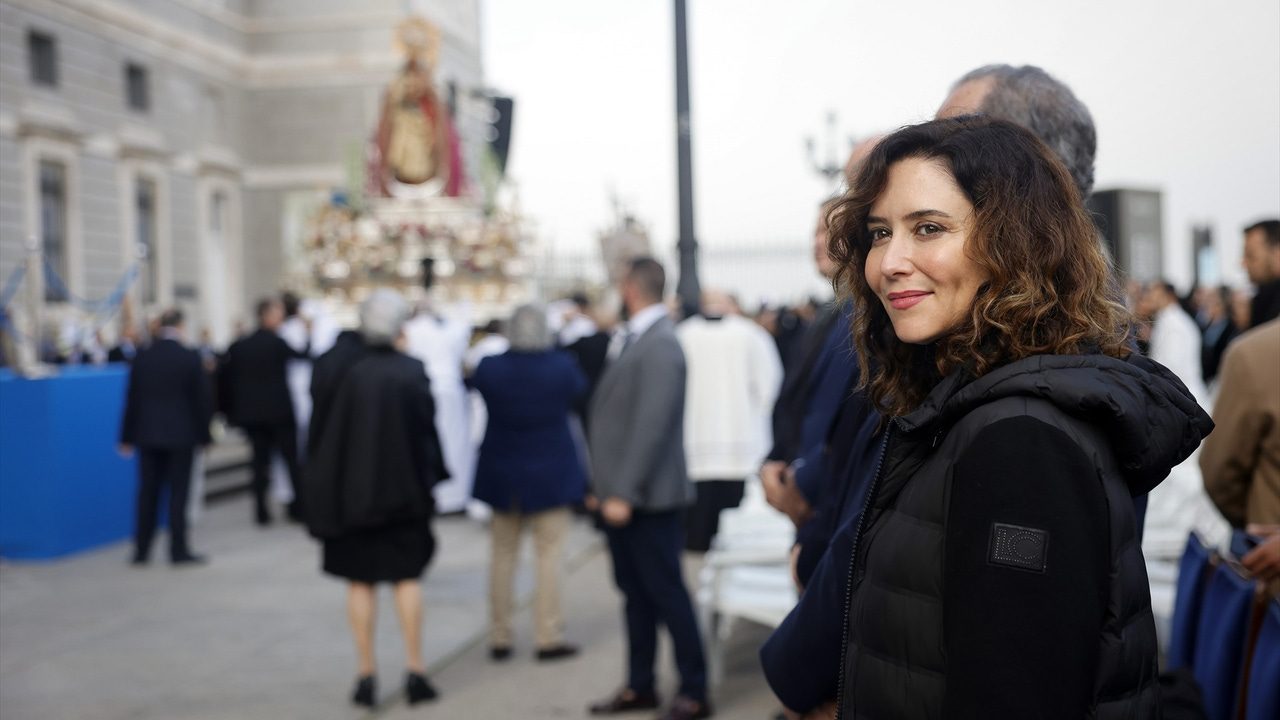 Ayuso abandona en ambulancia la misa de la Almudena en Madrid por una «leve indisposición»