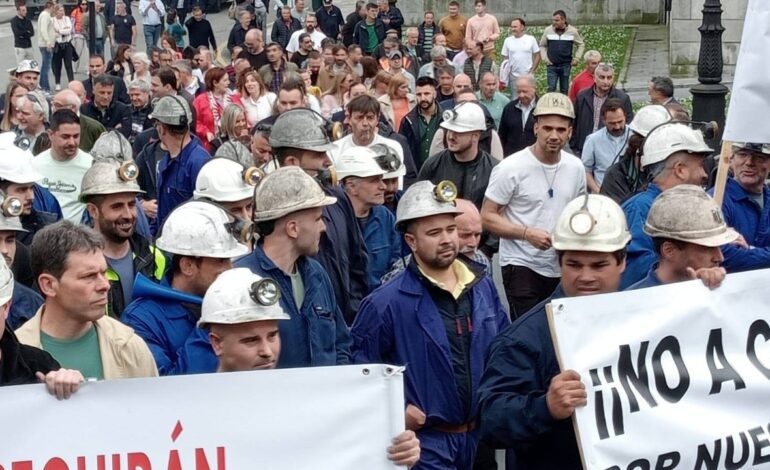 al menos dos trabajadores atrapados tras un derrumbe en Cangas del Narcea