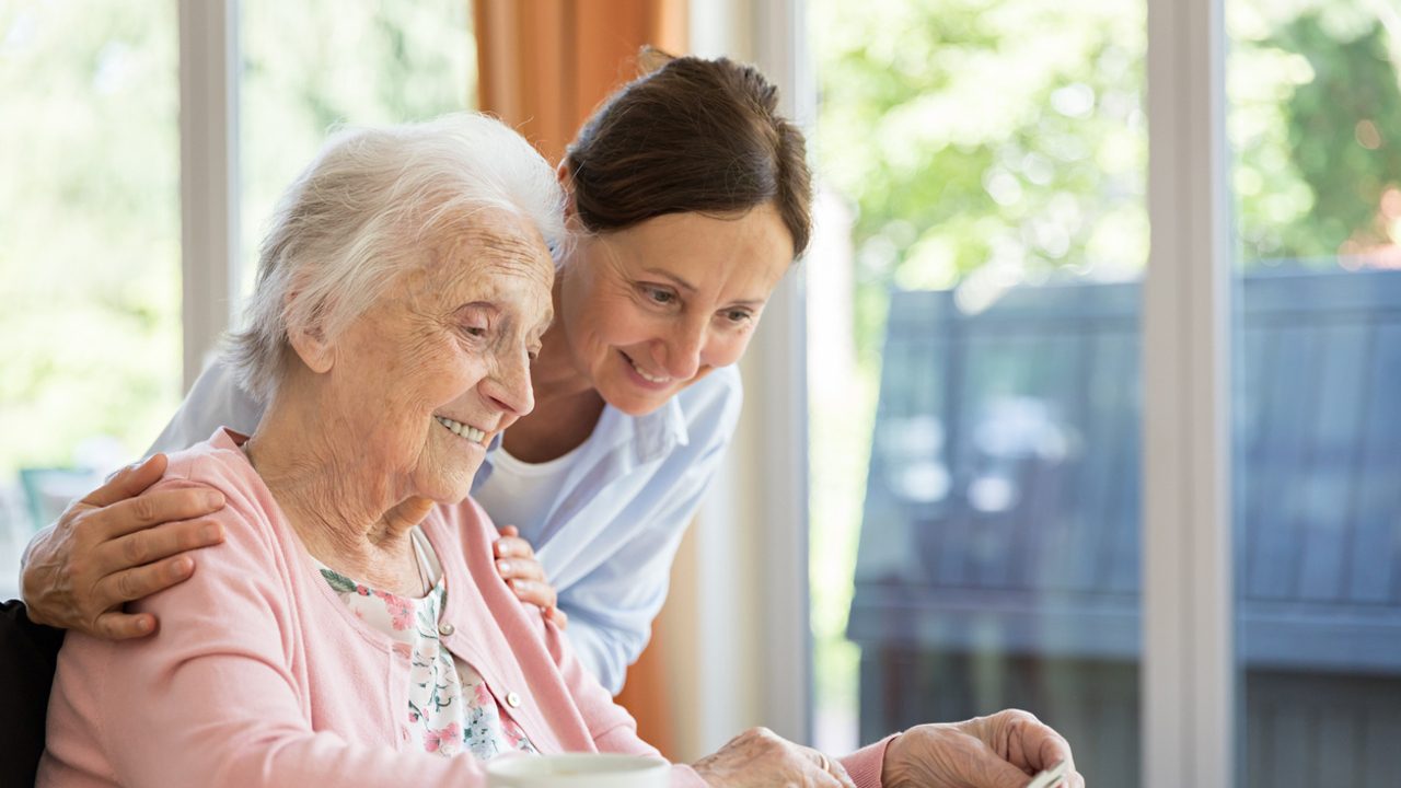 Mujer, madre y de mediana edad