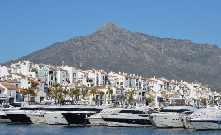 Una embarcación abandona un cadáver en Puerto Banús