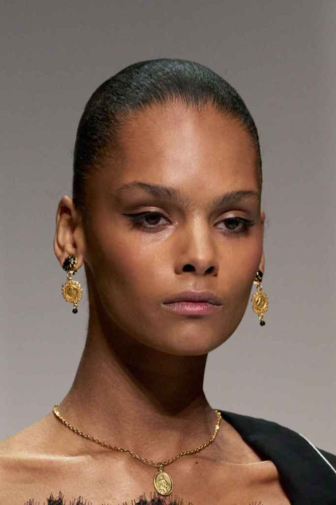 Si buscas suavizar tu mirada, el delineador de ojos para cachorros es una excelente opción.