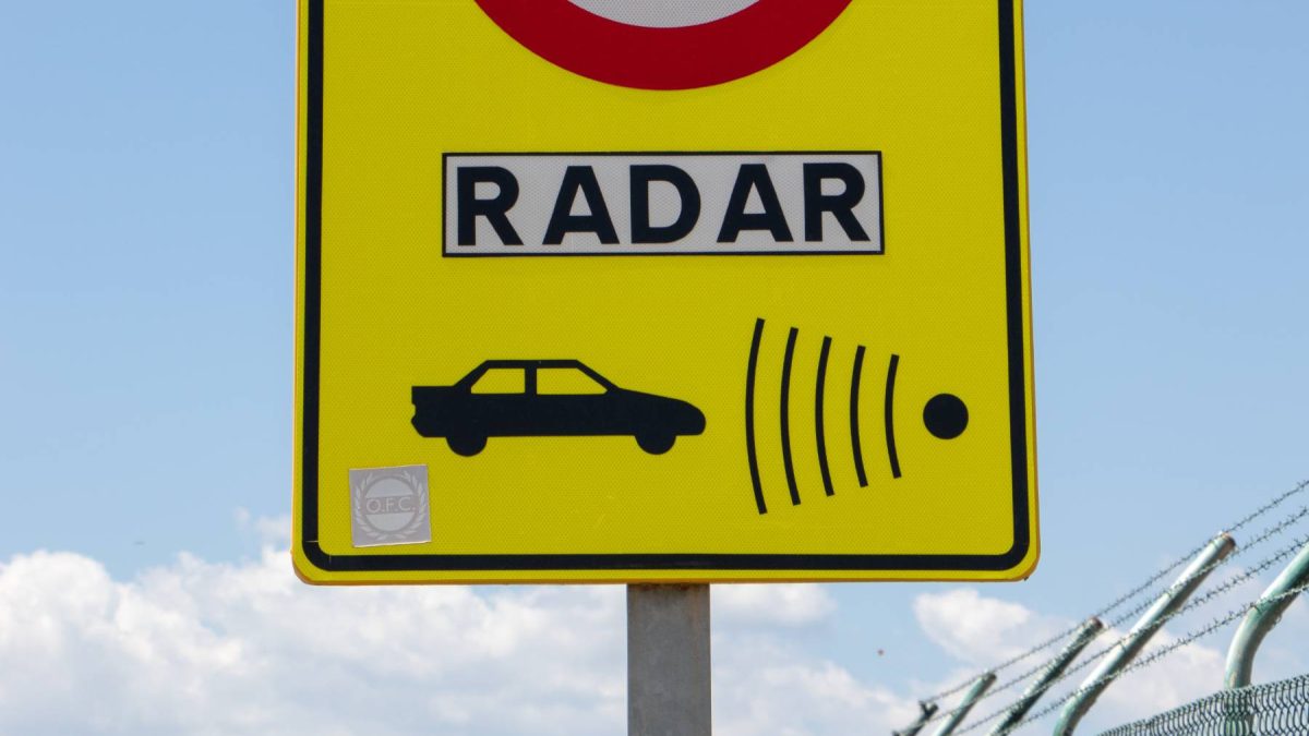 elimina los radares porque considera que son una “forma obsoleta de ganar dinero fácil” 