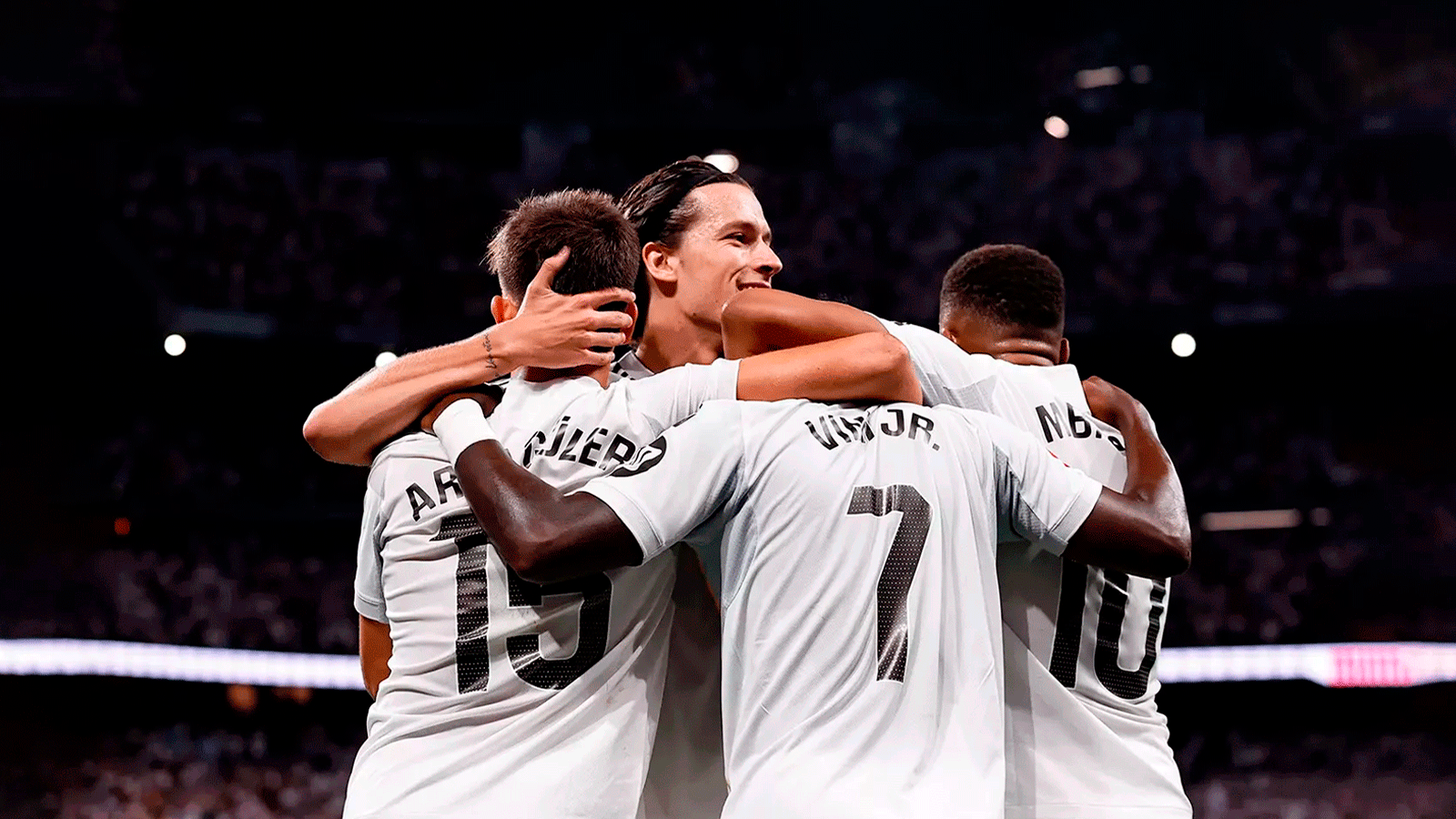 Los jugadores del Real Madrid celebran el gol.