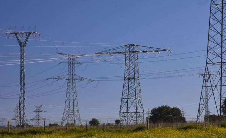 Competencia plantea subir la luz en 2026 para reforzar la red eléctrica