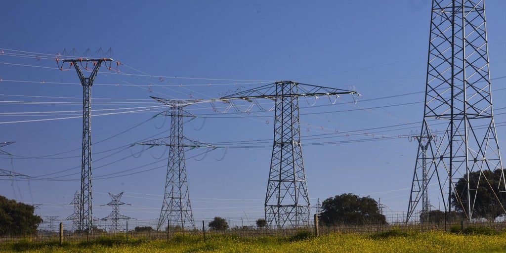 Competencia plantea subir la luz en 2026 para reforzar la red eléctrica