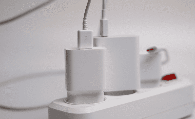 ¿Es malo dejar el cargador enchufado a la pared sin el móvil cargando? Lo que te cuesta al año