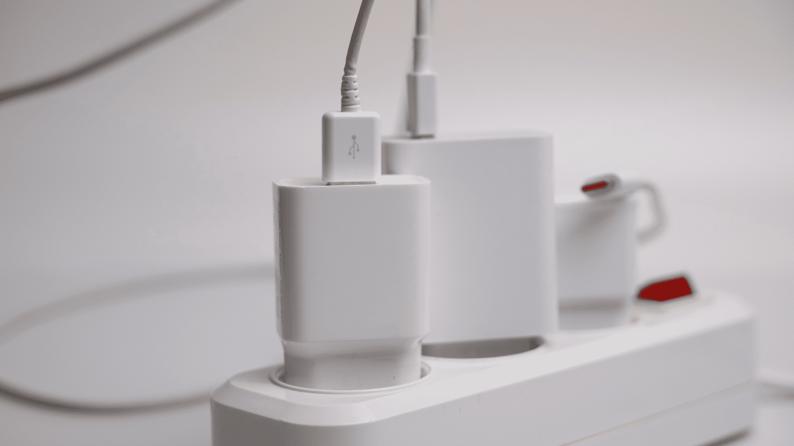 ¿Es malo dejar el cargador enchufado a la pared sin el móvil cargando? Lo que te cuesta al año