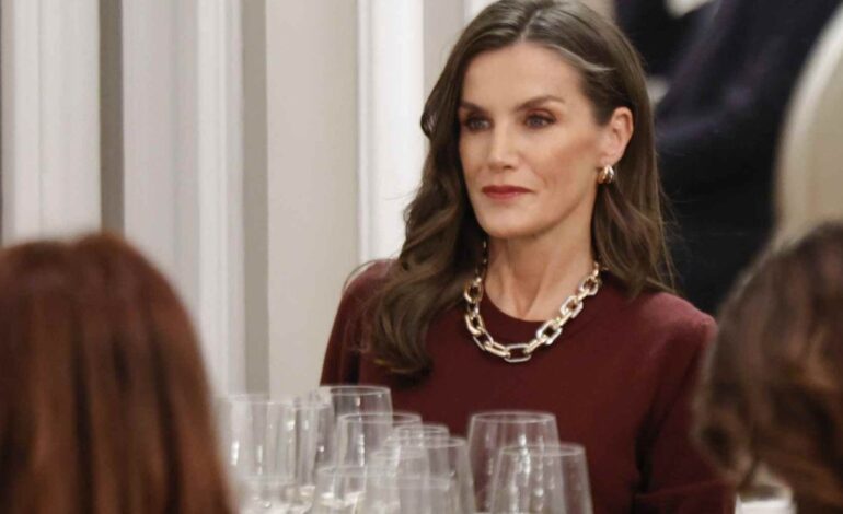 La reina Letizia ha agotado en menos de 24 horas este collar y pendientes de 15 euros de Parfois (y entendemos perfectamente el por qué)