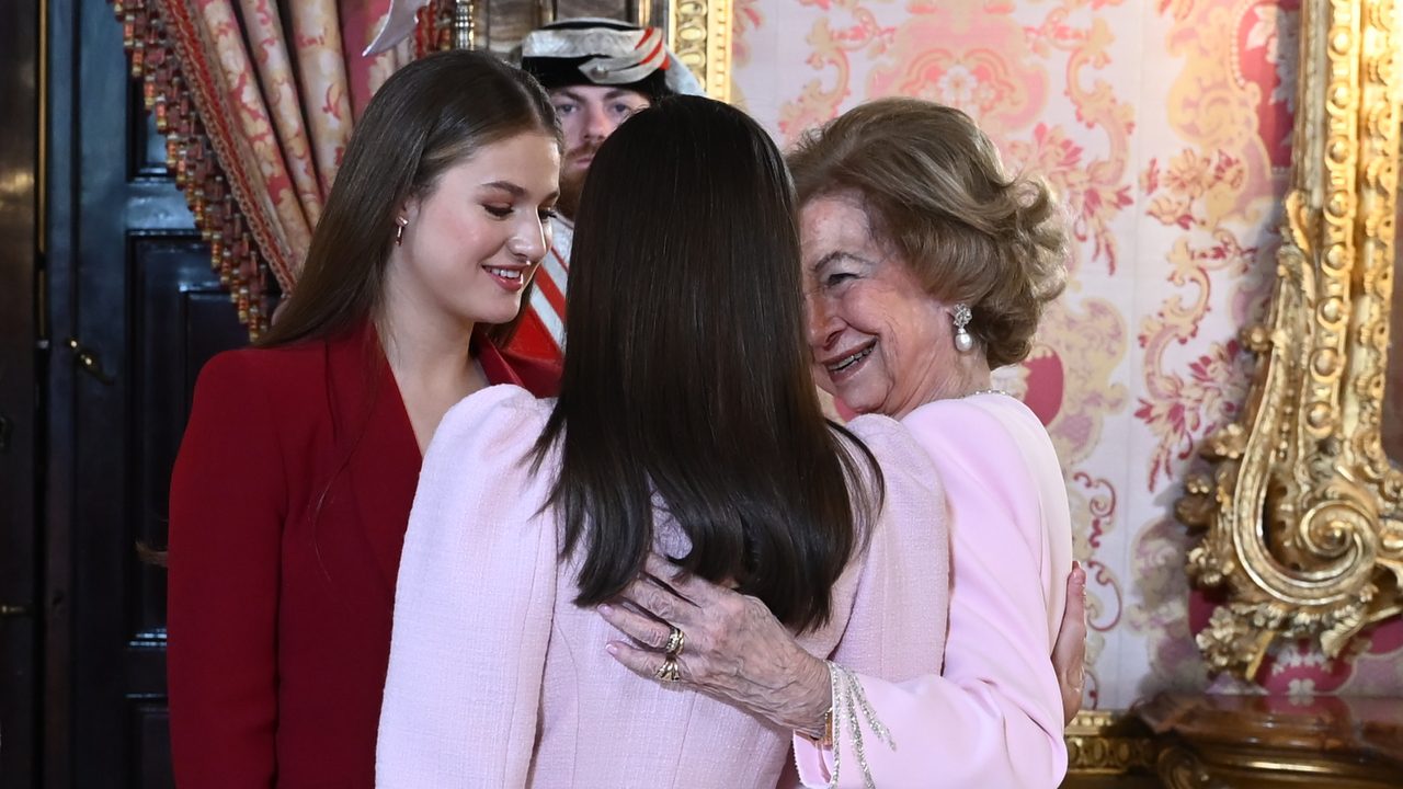 Las imágenes del abrazo cargado de significado entre Sofía y Letizia tras la entrega del Toisón de Oro