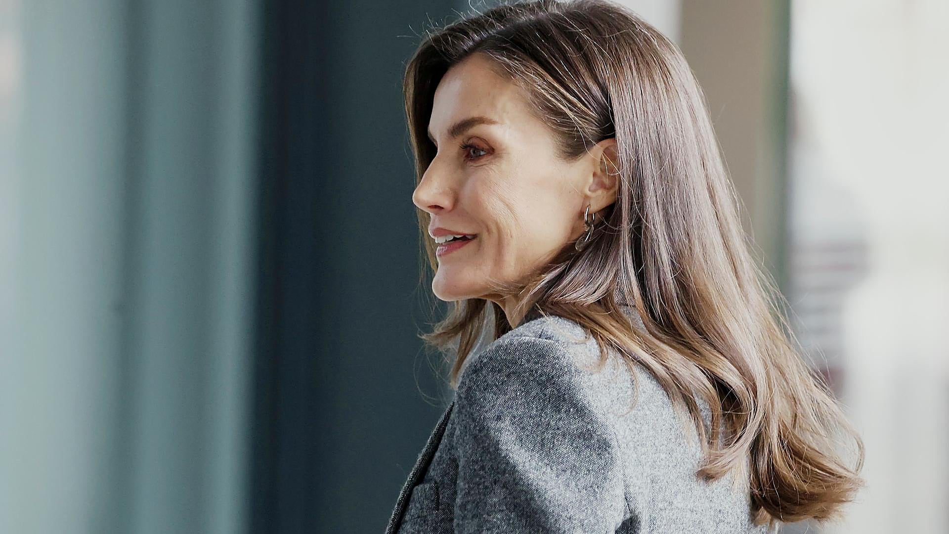 El tinte con barros que va a usar la reina Letizia para tapar las canas: henna marrón sin químicos que fortalece el pelo