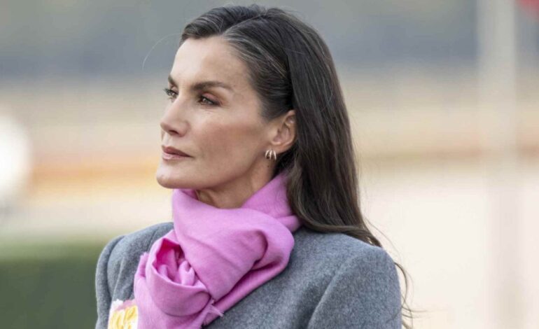 Letizia estrena el abrigo de 6.000 euros más buscado en las pasarelas durante su visita a China