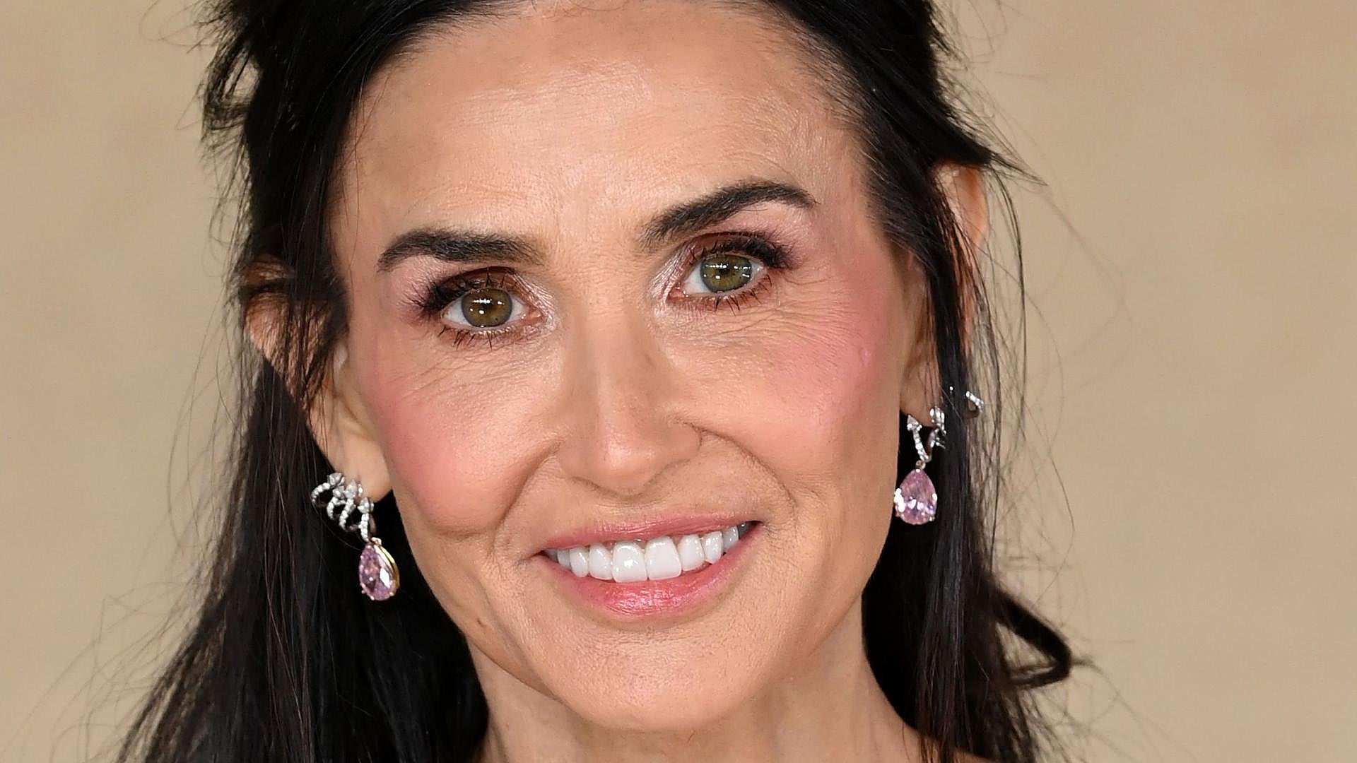 El retinol en stick favorito de mi madre que ayuda a mejorar las patas de gallo