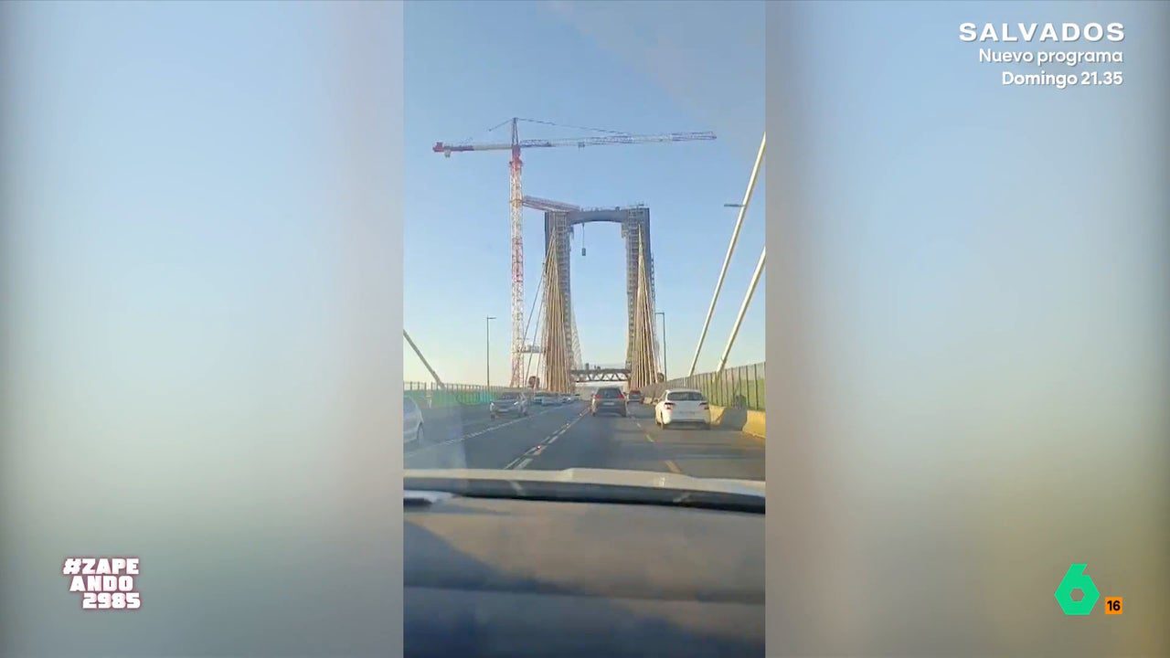 un retrete portátil cae desde lo alto del Puente del Centenario en Sevilla, en vídeo