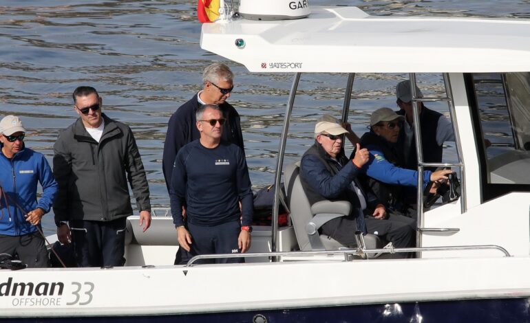 Juan Carlos I desafía el viento y navega en Sanxenxo tras la publicación de sus memorias